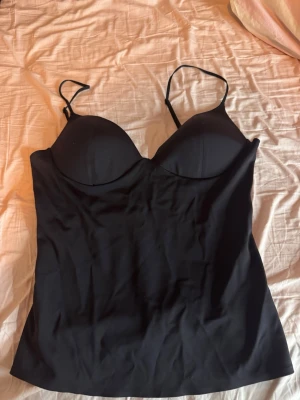 Linne topp från Zara - Säljer denna topp som är super populär. Jag köpte den till nyår men använde den aldrig. Så den är helt ny!🥰 storlek M men sitter som en S