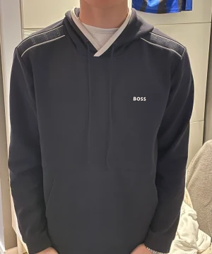 BOSS hoodie  - Väldigt skön Hoodie från BOSS. Använd ett fåtal gånger. I storlek L. Hör av er vid frågor!