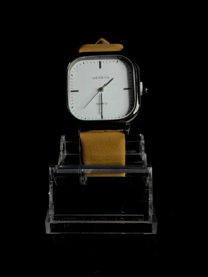 Geneva Héritage - Leather Edition *Helt ny* - Geneva Héritage – Leather Edition, helt ny och oanvänd. Stilren och tidlös klocka med rektangulär boett, vit urtavla och läderarmband som ger ett elegant och minimalistiskt uttryck. Passar perfekt för dig som gillar clean design och klassisk stil, både till vardag och mer uppklädda tillfällen.