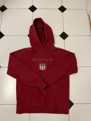 Röd Gant huvtröja - En vinröd Gant huvtröja, passar perfekt till personer som är 158-164 cm. 