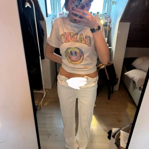 Trendiga vita raka baggy loose jeans från Zara  - Säljer ett par slutsålda vita zara jeans med rak passform och låg midja. Klassisk femficksmodell med metallknappar och nitar. Jeansen är i bomull och har en clean look som passar till allt. Perfekta om du vill ha ett par fräscha, ljusa jeans till sommaren.