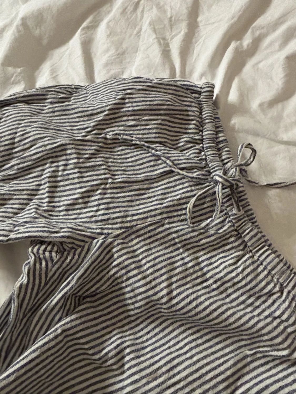 Randiga byxor med snörning