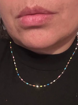 Rainbow  stål halsband  - Stål guld halsband med färgglada pärlor