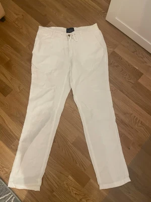 Vita linnebyxor från Bondelid - Säljer ett par fräscha vita linnebyxor från Bondelid. Stiliga till sommaren. Storlek 48