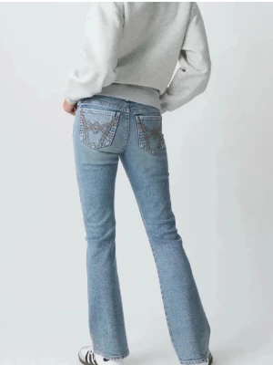 Bootcut jeans från Perfect Jeans - Bootcut jeans i ljusblå tvätt från Perfect Jeans, modell 'twisted bootcut'. Klassisk femficksdesign med broderade detaljer på bakfickorna och normal passform. Materialet är jeans i bomull med lite stretch för extra komfort.