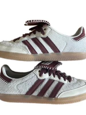 Adidas Wales Bonner Samba  - Unika Adidas Wales Bonner Samba. Knappt använda alls tyvärr inget og därav priset. Självklart äkta. Storlek 42! Men passar nog 43! Hör av er om ni är sugna snabb affär kan jag gån ner i pris