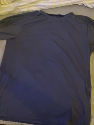 Blå långärmad träningströja SOC - Säljer en blå långärmad träningströja från SOC i storlek M. Tröjan är gjord i ett lätt och ventilerande syntetmaterial med TCS Airflow-teknologi som håller dig torr och bekväm under träningen. Perfekt för dig som vill ha en enkel och funktionell look.