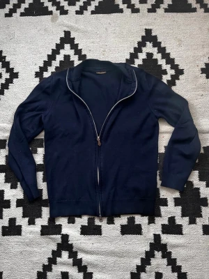 Marinblå kofta från Stenströms - Snygg marinblå kofta från Stenströms med hel dragkedja framtill och ribbad. Storlek är xs kan passa mindre. Skriv vid minsta fråga 