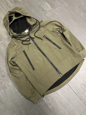 C.P company jacka  - Ny skick endast testad, står storlek M men passar snarare XS. Tveka inte att höra av er med frågor och funderingar och kolla gärna in mina andra annonser så kan vi säkert fixa en bra paketpris🤩🤩