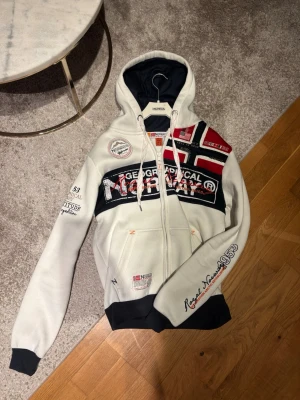 Geo Norway Hoodie - Otroligt sällsynt färg på Geo Norway hoodies. Storlek S och skicket är väldigt bra