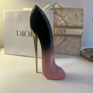 Stilren parfym i klackform - Good girl blush elixir, Eau de parfum elixir 30 ml, lite mindre än hälften finns kvar därför det låga priset 