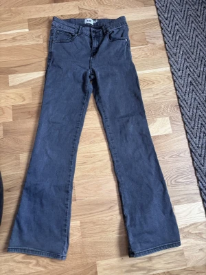 Bootcut jeans  - Bootcut jeans från lager 157, storlek 160. Fickor där bak, justerbara! Bra skick!💞