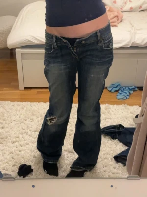 Lågmidjade vintage jeans  - Lågmidjade blåa jeans från Levis, från 2000-tal. Det står att de är straight fit men jag skulle mer säga en relaxed bootcut ish. Inga defekter förutom kanske slitna längst ner vid hälen (sista bilden). 