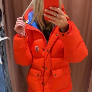 Röd dunjacka från Fjällräven - Någon som är sugen på att byta en svart fjällräven med mig? Min är storlek m men vill byta till en xs eller xxs svart😊 fint skick! Kan även tänka mig att sälja för bra bud!!