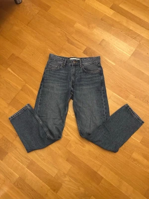 MörkBlå raka jeans  - Tja dem är i mycket bra skick från Bershka i storlek 36.