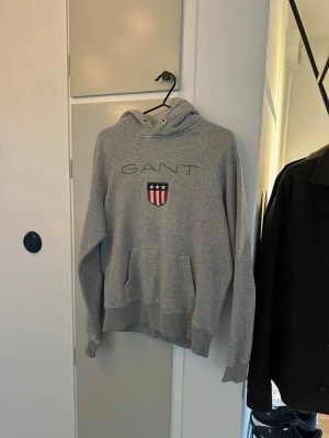 Gant Hoodie - Grå Gant hoodie i fint skick
