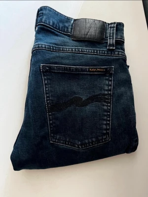 Nudie Jeans  - 🤩Sjukt snygga Jeans säljes  ✅Plagget är noggrant kontrollerat av experter och är i toppenskick  👔Märke: Nudie  📐Passform: 100 cm långa  Perfekt för den som vill utveckla och sin stil till nästa nivå eller bara vill ha ett plagg som håller högsta kvalitet.   ⚠️Skriv vid intresse eller frågor  U14