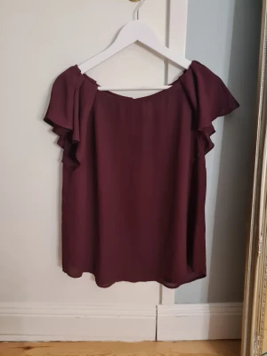 Vinröd blus från Holly & whyte  - En vinröd blus från Holly & Whyte. St 40. 