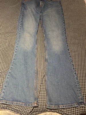 Bootcut jeans från 157 low boot short  - Säljer ett par ljusblå bootcut jeans från 157 med låg midja. Klassisk femficksmodell i jeansmaterial med snygga kontrastsömmar. Perfekta för dig som gillar retrovibbar och vill ha ett par riktigt schyssta jeans med utsvängda ben.