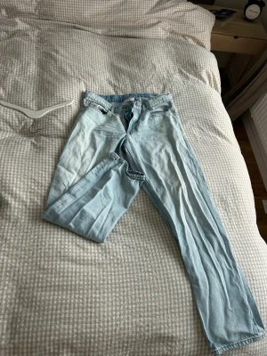 Ljusblå jeans från Vaillent, storlek M - Säljer ett par ljusblå jeans från Vaillent i storlek M. Klassisk femficksmodell med dragkedja och knapp framtill. Jeansen har raka ben och är tillverkade i mjukt denimtyg. Perfekta för en avslappnad och stilren look.