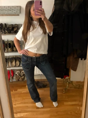 Mörkblå jeans från Zero Jeans - Säljer ett par mörkblå jeans från Zero Jeans med snygga kontrastsömmar och klassiska fickor både fram och bak. Jeansen har låg midja och raka ben, perfekt för en avslappnad och cool stil. Materialet är klassisk denim i bomull. Fått många komplimanger via dom. Väldigt fräcka och coola jeans med stil!💕