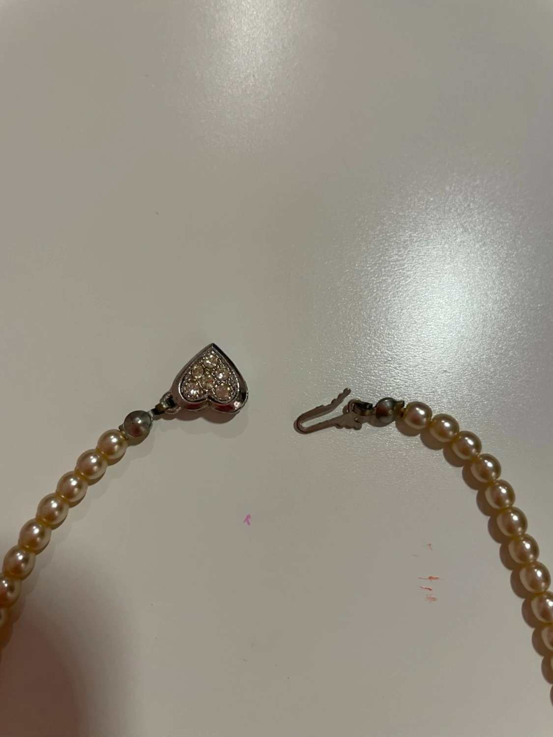 Snyggt pärlhalsband med hjärtformat lås - 1