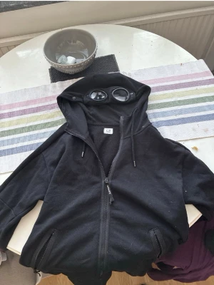 CP. Company - En fin zip hoodie från CP. Company. Nästan aldrig använd