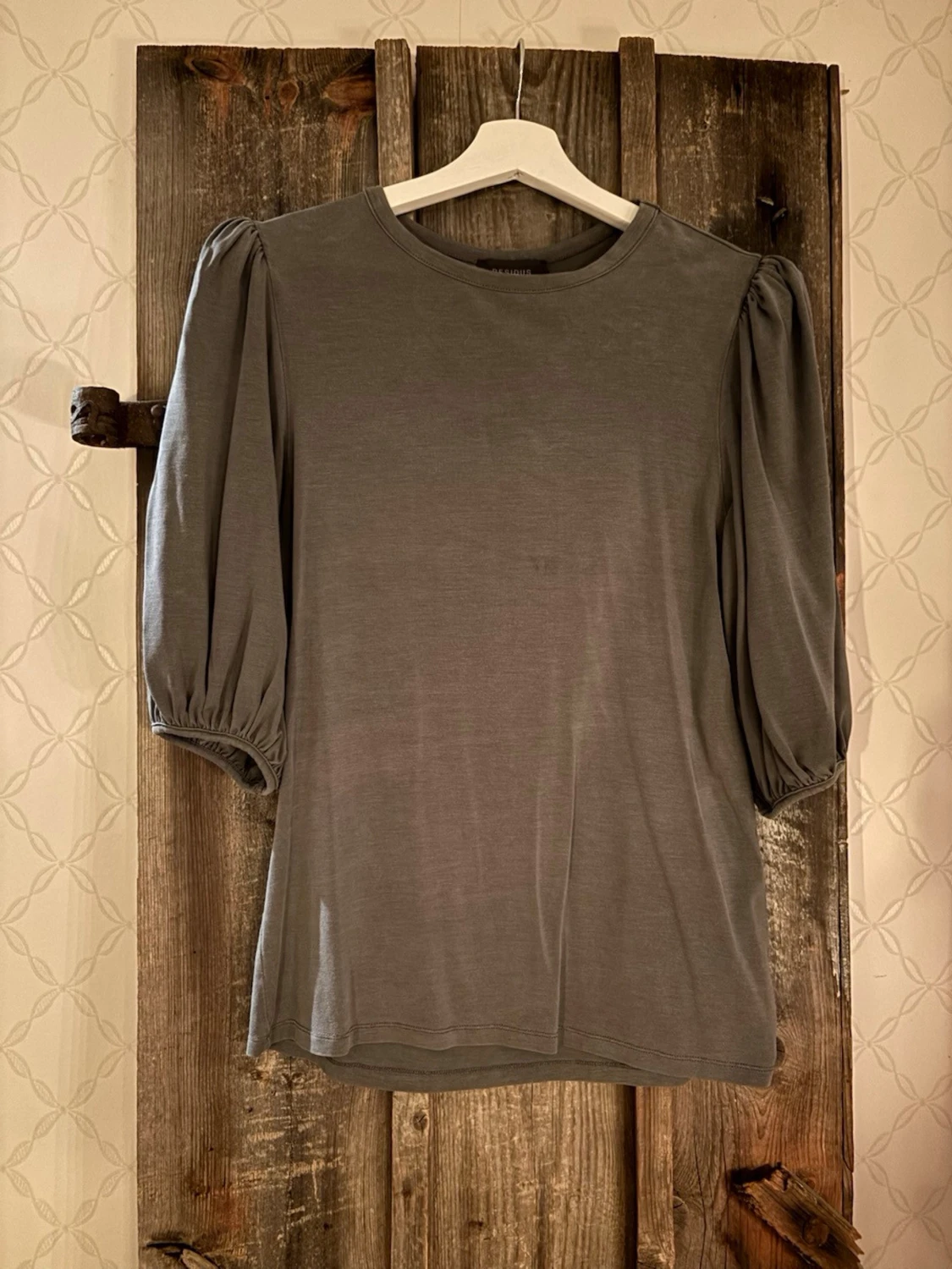 Grå topp med puffärm från Residus