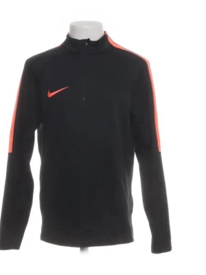 Svart Nike tröja med orange detaljer - Storlek 158cm/170cm 