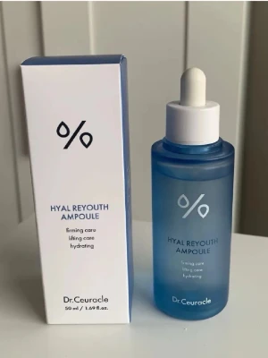 Dr.Ceuracle Hyal Reyouth Ampoule 50ml - Dr.Ceuracle Hyal Reyouth Ampoule är ett ansiktsserum med återfuktande och uppstramande effekt. Kommer i en snygg blå glasflaska med pipett för enkel applicering. Perfekt för dig som vill boosta huden med fukt och lyster. Innehåller 50 ml. Ej öppnad