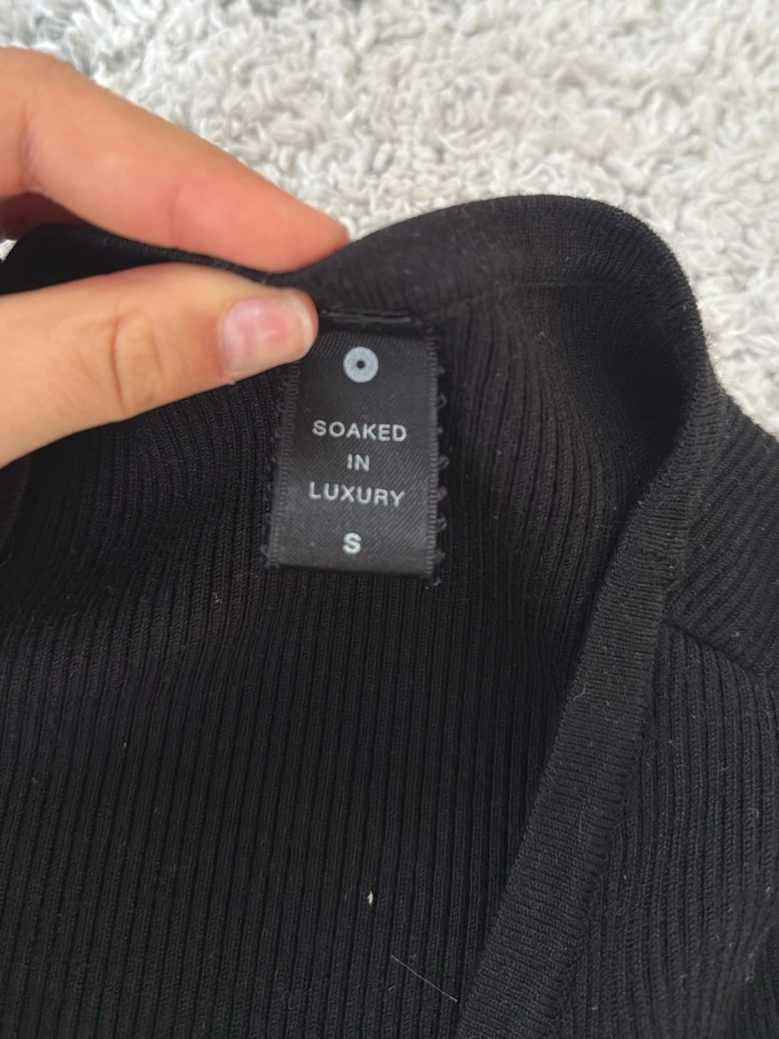 Svart omlottopp från Soaked in Luxury - 1