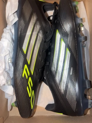 F50 Black and Iron Green - Säljer ett par f50 black and Iron green i PRO edition. Skorna är aldrig använda inte ens testade . Box ingår och pris på marknaden är 1799 kr