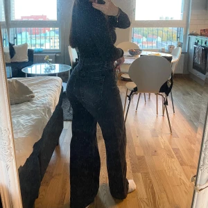 Svarta Madlady jeans i strl S / Short - Madlady jeans i strl. S/Short i bra skick. Säljes pga att de ej kmr till användning längre. Utgångna ur sortimentet, men påminner om jeansen på de två sista bilderna. Minns även att jag köpte dem för ca. 800 kr. Säljes för 180* exkl. frakt. Kan fraktas eller mötas upp i Göteborg. Finns på fler sidor! *Priset är förhandlingsbart vid en snabb affär, då det även är det som kommer att prioriteras!