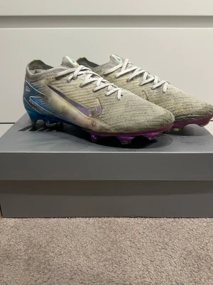 Nike Vapor Edge Pro FG Fotbollsskor Storlek 42 Vit och Blå - Nike Vapor Edge Pro FG fotbollsskor i storlek 42. Skorna har en vit ovandel med blå detaljer och en suldesign anpassad för fasta underlag (FG). Nypris 3600kr och säljer för 1149kr! Ett riktigt bra pris!😄