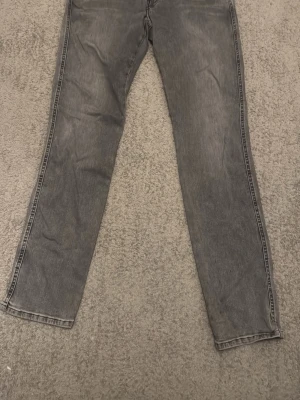 Replay anbass hyperflex 31/32 - Endast små fläckar längst ner på vänster ben