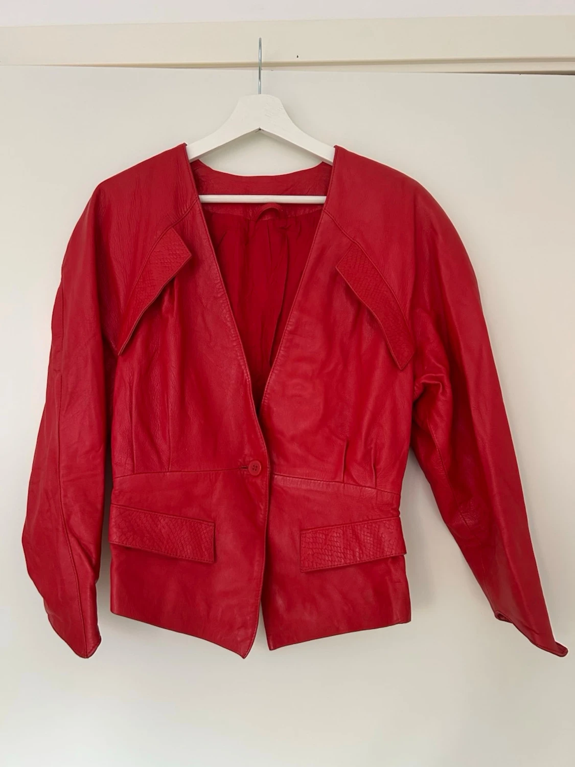 Röd skinnjacka i äkta läder – feminin passform & statement-look