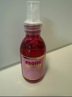PROFFS Sea Mist  - PROFFS Sea Mist i en genomskinlig röd plastflaska med spraymunstycke. 