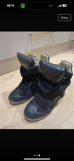 Svarta sneakers Isabel Marant - Säljer mina älskade Isabel marant som inte kommer till användning längre. Storlek 36 men passar mig som har storlek 37. Jättebra skick