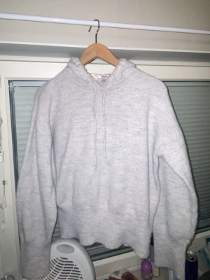 Grå stickad hoodie  - Använt den bara 3 -5 gånger , jätteskön hoodie nu när det är kyligt ute tröjans storlek är från Gina alltså 1,58 till 1,64