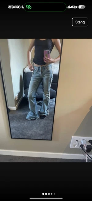 Coola jeans - Snygga jeans från Monki som har två olika färger. Nypris 600kr. Lite smutsiga där nere men försvinner och märks inte. 