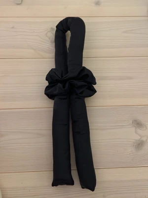 Marinblå satin heatless curls stång  - Säljer en egen sydd heatlesscurls stång med två scrunchies i ett marinblått satin tyg. Stången är ca 50cm lång och har en diameter på ca 7cm. Rekommenderas till folk med längre hår💝