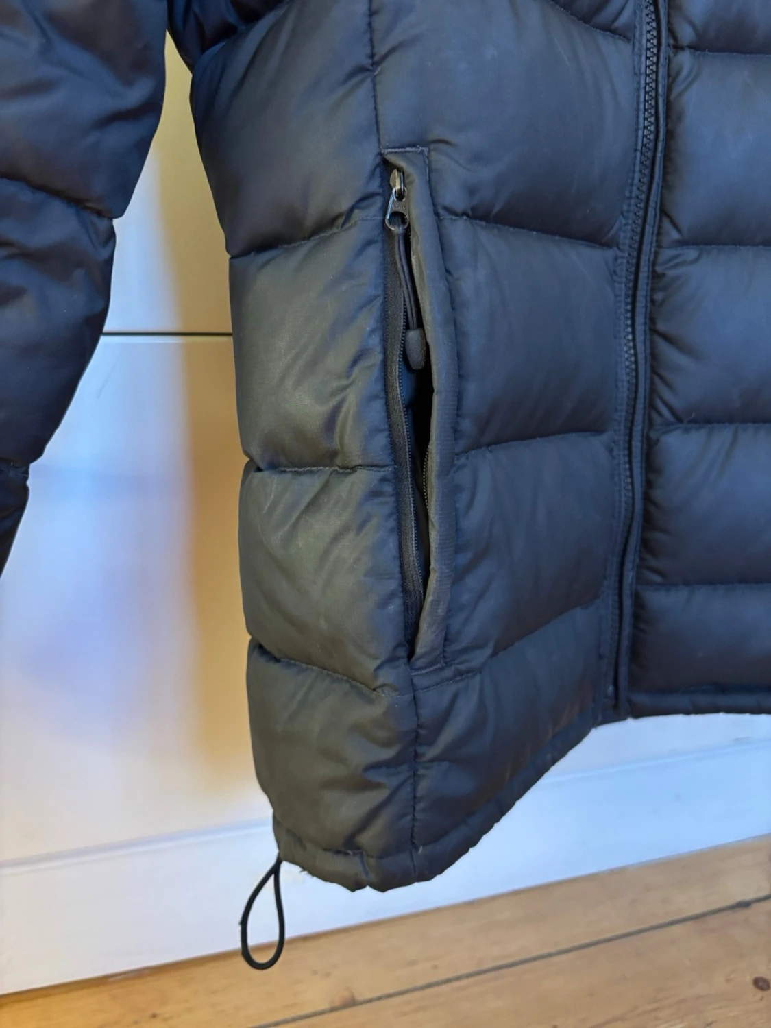 Svart dunjacka i puffermodell från Mountain Equipment, storlek UK 8/XS - 4