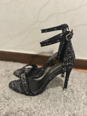 Svarta glittriga klackar - Snygga klackar som passar perfekt till en utekväll eller fest. Nypris-600 kr. Dessa klackar är helt oanvända. 