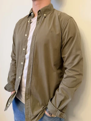 Grön Morris skjorta - En snygg Morris skjorta som passar till alla tillställningar! Du ska kunna uttrycka stil utan att det kostar för mycket!🕺🍾💼🤩  Storlek👔: M Nypris💰:  ca 1299 kr