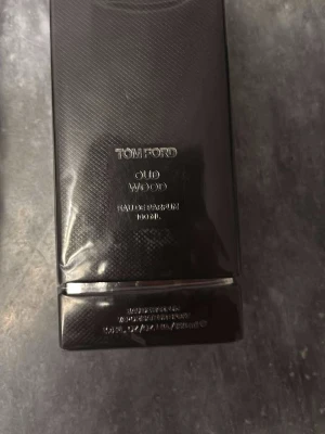 Tom Ford Oud Wood 100ml - Tom Ford Oud Wood Eau de Parfum, 100 ml. En exklusiv och stilren parfym som passar dig som vill sticka ut med en lyxig touch. Perfekt storlek för dig som vill ha din favoritdoft länge.