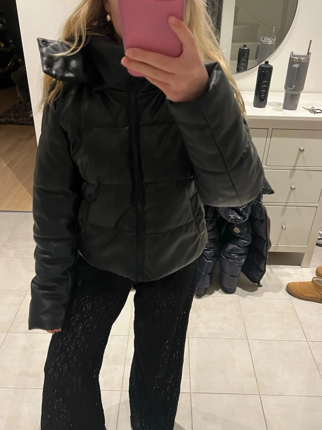 Svart pufferjacka i skinnimitation - 4