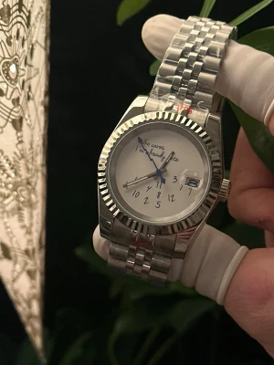 Seiko mod ”who cares im already late” - Hej! Helt ny stilren klocka som passar till allt, fortfarande inplastad, aldrig använd, medkommer låda och putsduk, toppkvalitet och armbandet går att justera så det passar alla! För mer frågor osv är det bara att skriva! Pris är ej satt i sten! Mvh HP