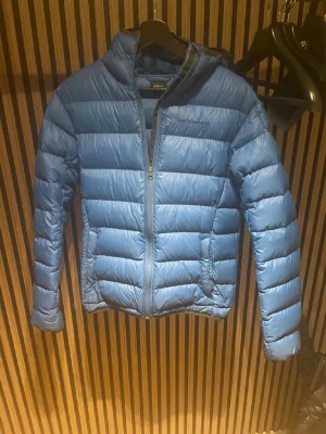 Peak performance dunjacka - Peak performance jacka i storlek S | jackan är i bra skick men har haft hål som är lagat hos skräddare (kom dm för bild) |  kom dm för flera frågor eller funderingar!