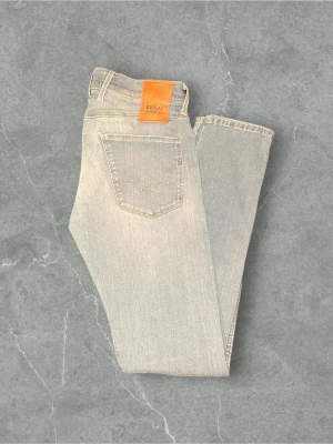 Replay ljusblå jeans - Säljer dessa otroligt snygga replay jeans med fabrikslitningar / skick 9,5/10 nästan nya / storlek 28/32 / kontakta via intresse eller annat och pris kan diskuteras😊