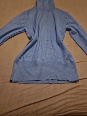 Blå turtleneck - En blå turtleneck med tight passform i storlek XS från Lindex i modell "Holly &Whyte". Gjord i Myanmar. Perfekt för en simpel stil och för dig som gillar turtlenecks, tröjan är ganska tunn. Priset kan diskuteras🫶